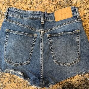 H&M & Denim High Rise Mom Short Sz 6 Blue Distressed Cutoff button fly Shorty 2”